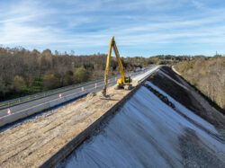Reportage sur le chantier de réfection des talus de la D709 par NGE - ABTP BIARD - Reportage photographique de Jean-Luc Renouil photographe et pilote de drone en Dordogne.