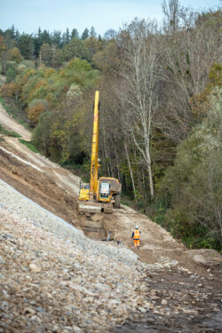 Reportage sur le chantier de réfection des talus de la D709 par NGE - ABTP BIARD - Reportage photographique de Jean-Luc Renouil photographe et pilote de drone en Dordogne.