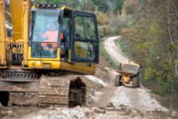 Reportage sur le chantier de réfection des talus de la D709 par NGE - ABTP BIARD - Reportage photographique de Jean-Luc Renouil photographe et pilote de drone en Dordogne.