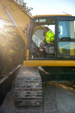 Reportage sur le chantier de réfection des talus de la D709 par NGE - ABTP BIARD - Reportage photographique de Jean-Luc Renouil photographe et pilote de drone en Dordogne.