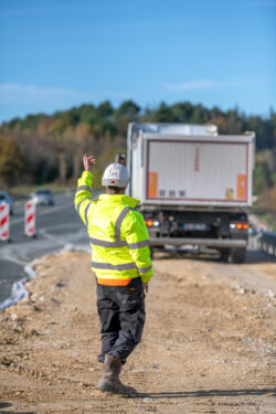 Reportage sur le chantier de réfection des talus de la D709 par NGE - ABTP BIARD - Reportage photographique de Jean-Luc Renouil photographe et pilote de drone en Dordogne.
