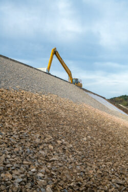 Reportage sur le chantier de réfection des talus de la D709 par NGE - ABTP BIARD - Reportage photographique de Jean-Luc Renouil photographe et pilote de drone en Dordogne.