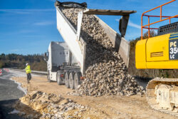 Reportage sur le chantier de réfection des talus de la D709 par NGE - ABTP BIARD - Reportage photographique de Jean-Luc Renouil photographe et pilote de drone en Dordogne.