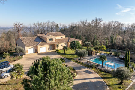 Immobilier Montignac 4 Magnifique villa surplombant Montignac Lascaux photographiée par Jean-Luc Renouil photographe immobilier et pilote de drone en Dordogne.