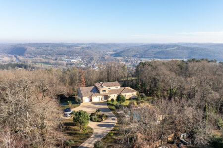 Immobilier Montignac 2 Magnifique villa surplombant Montignac Lascaux photographiée par Jean-Luc Renouil photographe immobilier et pilote de drone en Dordogne.
