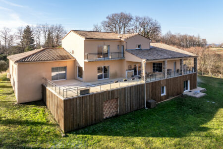 Immobilier Montignac 9 Magnifique villa surplombant Montignac Lascaux photographiée par Jean-Luc Renouil photographe immobilier et pilote de drone en Dordogne.