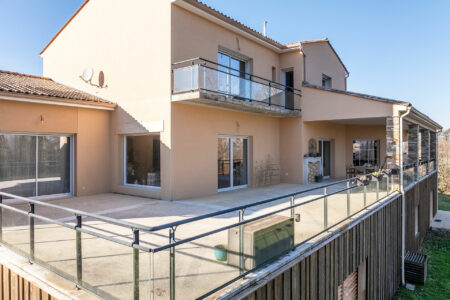 Immobilier Montignac 10 Magnifique villa surplombant Montignac Lascaux photographiée par Jean-Luc Renouil photographe immobilier et pilote de drone en Dordogne.