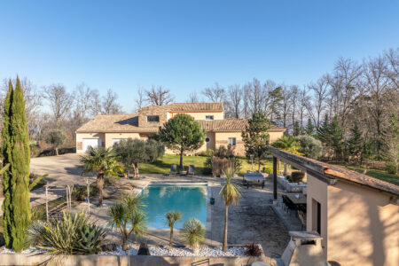 Immobilier Montignac 5 Magnifique villa surplombant Montignac Lascaux photographiée par Jean-Luc Renouil photographe immobilier et pilote de drone en Dordogne.