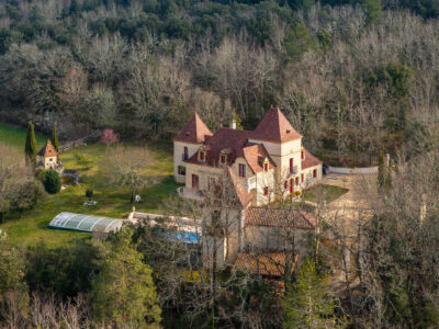 Immobilier Castelnaud 2 Maison en pierres à Castelnaud la Chapelle photographiée par Jean-Luc Renouil photographe immobilier professionnel et pilote de drone en Dordogne.