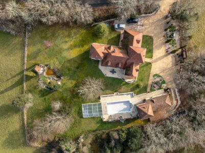 Immobilier Castelnaud 4 Maison en pierres à Castelnaud la Chapelle photographiée par Jean-Luc Renouil photographe immobilier professionnel et pilote de drone en Dordogne.