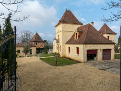Immobilier Castelnaud 7 Maison en pierres à Castelnaud la Chapelle photographiée par Jean-Luc Renouil photographe immobilier professionnel et pilote de drone en Dordogne.