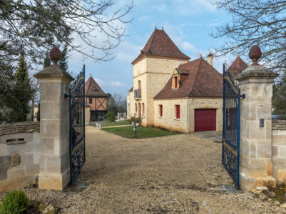 Immobilier Castelnaud 5 Maison en pierres à Castelnaud la Chapelle photographiée par Jean-Luc Renouil photographe immobilier professionnel et pilote de drone en Dordogne.