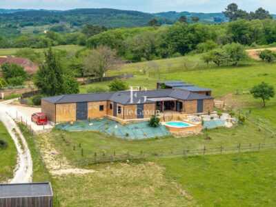 Maison contemporaine en bois photographié par Jean-Luc Renouil photographe immobilier et pilote de drone en Dordogne.