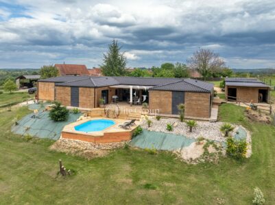 Maison contemporaine en bois photographié par Jean-Luc Renouil photographe immobilier et pilote de drone en Dordogne.