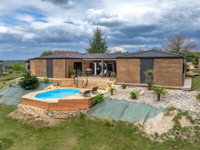 Maison contemporaine en bois photographié par Jean-Luc Renouil photographe immobilier et pilote de drone en Dordogne.