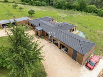 Maison contemporaine en bois photographié par Jean-Luc Renouil photographe immobilier et pilote de drone en Dordogne.