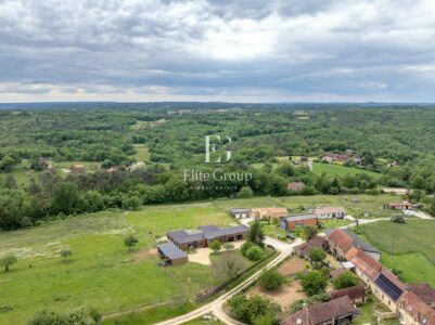 Maison contemporaine en bois photographié par Jean-Luc Renouil photographe immobilier et pilote de drone en Dordogne.