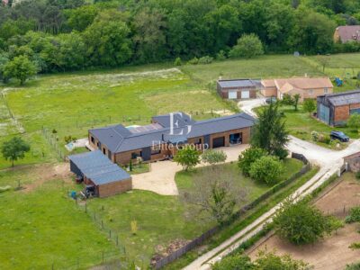 Maison contemporaine en bois photographié par Jean-Luc Renouil photographe immobilier et pilote de drone en Dordogne.