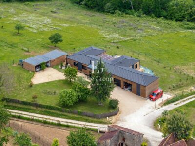 Maison contemporaine en bois photographié par Jean-Luc Renouil photographe immobilier et pilote de drone en Dordogne.