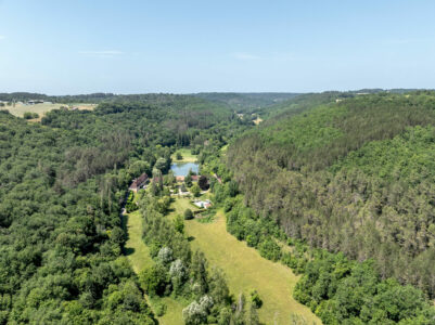 Grand domaine à Mauzens et Miremont photographié par Jean-Luc Renouil, photographe immobilier et pilote de drone en Dordogne.
