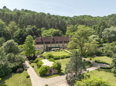 Grand domaine à Mauzens et Miremont photographié par Jean-Luc Renouil, photographe immobilier et pilote de drone en Dordogne.