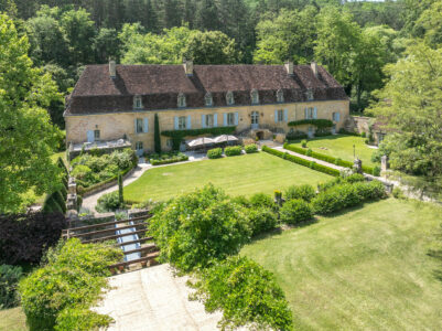 Grand domaine à Mauzens et Miremont photographié par Jean-Luc Renouil, photographe immobilier et pilote de drone en Dordogne.