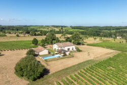 Immobilier Pellegrue 8 Maison d'artiste à Pellegrue photographiée par Jean-Luc Renouil, photographe immobilier et pilote de drone en Dordogne.