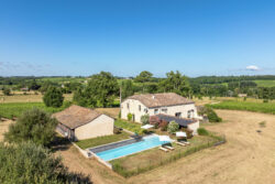 Immobilier Pellegrue 15 Maison d'artiste à Pellegrue photographiée par Jean-Luc Renouil, photographe immobilier et pilote de drone en Dordogne.