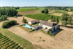 Immobilier Pellegrue 13 Maison d'artiste à Pellegrue photographiée par Jean-Luc Renouil, photographe immobilier et pilote de drone en Dordogne.