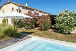 Immobilier Pellegrue 19 Maison d'artiste à Pellegrue photographiée par Jean-Luc Renouil, photographe immobilier et pilote de drone en Dordogne.