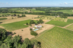 Immobilier Pellegrue 6 Maison d'artiste à Pellegrue photographiée par Jean-Luc Renouil, photographe immobilier et pilote de drone en Dordogne.