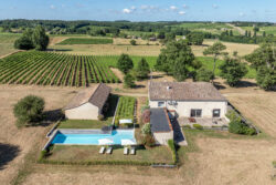 Immobilier Pellegrue 18 Maison d'artiste à Pellegrue photographiée par Jean-Luc Renouil, photographe immobilier et pilote de drone en Dordogne.