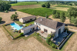 Immobilier Pellegrue 17 Maison d'artiste à Pellegrue photographiée par Jean-Luc Renouil, photographe immobilier et pilote de drone en Dordogne.