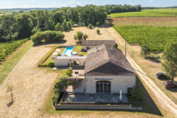 Immobilier Pellegrue 14 Maison d'artiste à Pellegrue photographiée par Jean-Luc Renouil, photographe immobilier et pilote de drone en Dordogne.