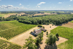 Immobilier Pellegrue 7 Maison d'artiste à Pellegrue photographiée par Jean-Luc Renouil, photographe immobilier et pilote de drone en Dordogne.