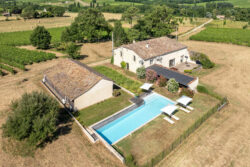 Immobilier Pellegrue 16 Maison d'artiste à Pellegrue photographiée par Jean-Luc Renouil, photographe immobilier et pilote de drone en Dordogne.