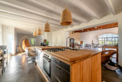 Immobilier Pellegrue 50 Maison d'artiste à Pellegrue photographiée par Jean-Luc Renouil, photographe immobilier et pilote de drone en Dordogne.