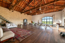 Immobilier Pellegrue 43 Maison d'artiste à Pellegrue photographiée par Jean-Luc Renouil, photographe immobilier et pilote de drone en Dordogne.