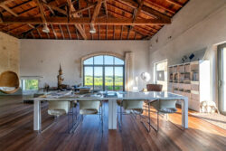 Immobilier Pellegrue 39 Maison d'artiste à Pellegrue photographiée par Jean-Luc Renouil, photographe immobilier et pilote de drone en Dordogne.