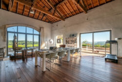 Immobilier Pellegrue 41 Maison d'artiste à Pellegrue photographiée par Jean-Luc Renouil, photographe immobilier et pilote de drone en Dordogne.