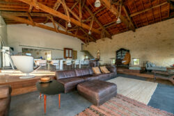 Immobilier Pellegrue 46 Maison d'artiste à Pellegrue photographiée par Jean-Luc Renouil, photographe immobilier et pilote de drone en Dordogne.