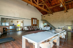 Immobilier Pellegrue 49 Maison d'artiste à Pellegrue photographiée par Jean-Luc Renouil, photographe immobilier et pilote de drone en Dordogne.