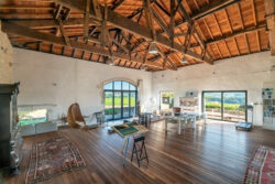 Immobilier Pellegrue 48 Maison d'artiste à Pellegrue photographiée par Jean-Luc Renouil, photographe immobilier et pilote de drone en Dordogne.