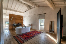 Immobilier Pellegrue 54 Maison d'artiste à Pellegrue photographiée par Jean-Luc Renouil, photographe immobilier et pilote de drone en Dordogne.