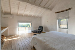 Immobilier Pellegrue 53 Maison d'artiste à Pellegrue photographiée par Jean-Luc Renouil, photographe immobilier et pilote de drone en Dordogne.