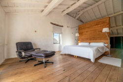 Immobilier Pellegrue 52 Maison d'artiste à Pellegrue photographiée par Jean-Luc Renouil, photographe immobilier et pilote de drone en Dordogne.