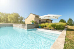 Immobilier Pellegrue 25 Maison d'artiste à Pellegrue photographiée par Jean-Luc Renouil, photographe immobilier et pilote de drone en Dordogne.