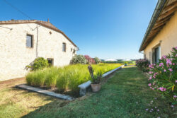 Immobilier Pellegrue 28 Maison d'artiste à Pellegrue photographiée par Jean-Luc Renouil, photographe immobilier et pilote de drone en Dordogne.