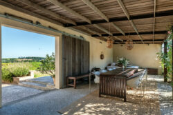 Immobilier Pellegrue 37 Maison d'artiste à Pellegrue photographiée par Jean-Luc Renouil, photographe immobilier et pilote de drone en Dordogne.