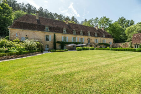 Grand domaine à Mauzens et Miremont photographié par Jean-Luc Renouil, photographe immobilier et pilote de drone en Dordogne.